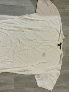 Club Monaco White Short-Sleeve Tee with Subtle Chest Emblem